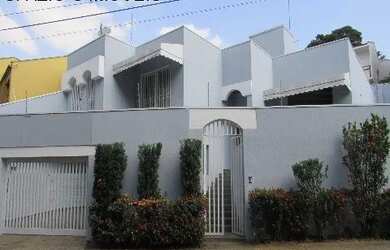 Imagem: A casa possui 3 Dormitórios, 3 Banheiros, 4 Vagas na garagem