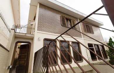 Imagem: A casa possui 3 Dormitórios, 2 Banheiros, 4 Vagas na garagem