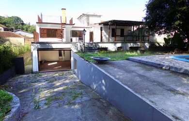 Imagem: A casa possui 4 Dormitórios, 3 Banheiros, 4 Vagas na garagem