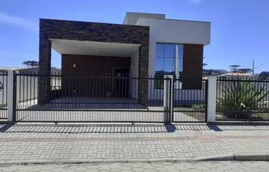 Imagem: A casa possui 4 Dormitórios, 2 Banheiros, 2 Vagas na garagem