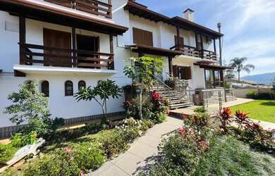 Imagem: A casa possui 5 Dormitórios, 5 Banheiros, 5 Vagas na garagem