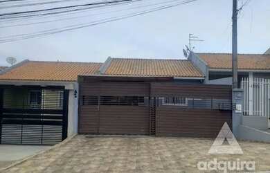 Imagem: A casa possui 3 Dormitórios, 1 Banheiro, 2 Vagas na garagem