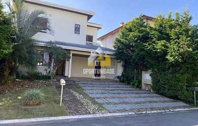 Imagem: A casa possui 4 Dormitórios, 2 Banheiros, 4 Vagas na garagem