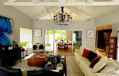 Imagem: A casa em condomínio possui 4 Dormitórios, 5 Banheiros, 4