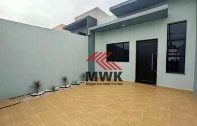 Imagem: A casa possui 3 Dormitórios, 1 Banheiro, 2 Vagas na garagem