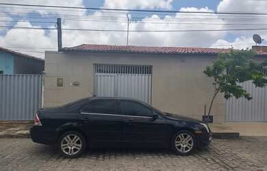 Imagem: A casa possui 3 Dormitórios, 2 Banheiros, 2 Vagas na garagem