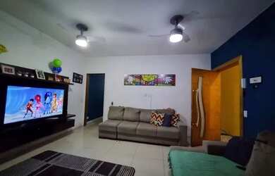 Imagem: A casa possui 2 Dormitórios, 2 Banheiros, 2 Vagas na garagem