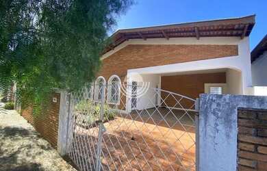 Imagem: A casa possui 3 Dormitórios, 3 Banheiros, 4 Vagas na garagem