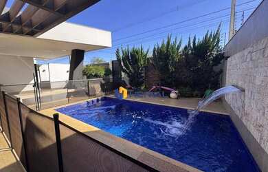 Imagem: A casa possui 3 Dormitórios, 2 Banheiros, 3 Vagas na garagem