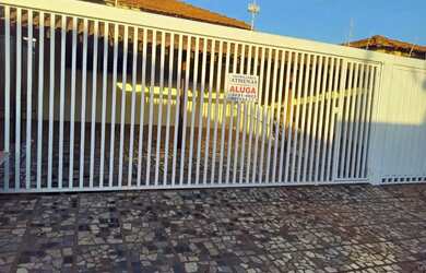 Imagem: A casa possui 3 Dormitórios, 1 Banheiro, 4 Vagas na garagem