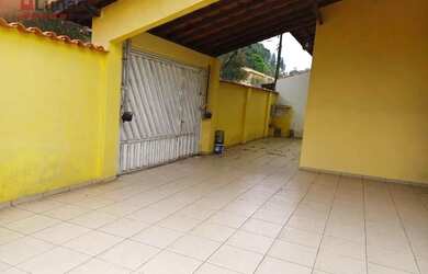 Imagem: A casa possui 3 Dormitórios, 2 Banheiros, 2 Vagas na garagem