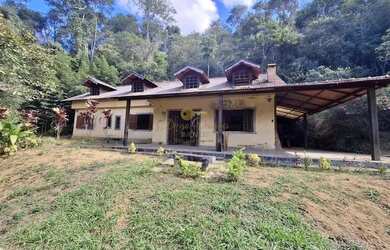 Imagem: A casa possui 3 Dormitórios, 2 Banheiros, 2 Vagas na garagem