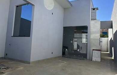 Imagem: A casa possui 3 Dormitórios, 1 Banheiro, 1 Vaga na garagem