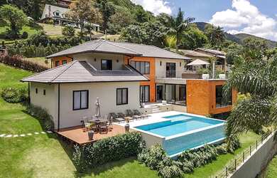 Imagem: A casa em condomínio possui 5 Dormitórios, 5 Banheiros, 3