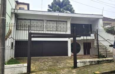 Imagem: A casa possui 4 Dormitórios, 2 Banheiros, 2 Vagas na garagem