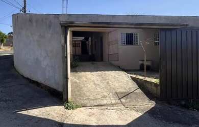 Imagem: A casa possui 3 Dormitórios, 2 Banheiros, 2 Vagas na garagem