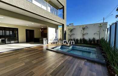 Imagem: A casa possui 4 Dormitórios, 5 Banheiros, 294m² de Área e