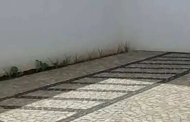 Imagem: A casa possui 3 Dormitórios, 1 Banheiro, 2 Vagas na garagem