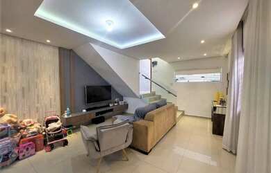 Imagem: A casa possui 3 Dormitórios, 3 Banheiros, 2 Vagas na garagem