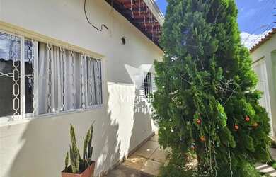 Imagem: A casa possui 3 Dormitórios, 2 Banheiros, 4 Vagas na garagem