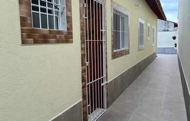 Imagem: A casa possui 2 Dormitórios, 2 Banheiros, 2 Vagas na garagem