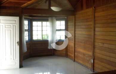 Imagem: A casa possui 2 Dormitórios, 1 Banheiro, 2 Vagas na garagem