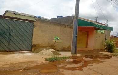 Imagem: A casa possui 2 Dormitórios, 2 Banheiros, 3 Vagas na garagem