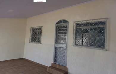 Imagem: A casa possui 3 Dormitórios, 2 Banheiros, 2 Vagas na garagem