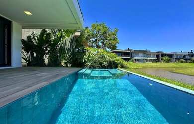 Imagem: A casa em condomínio possui 4 Dormitórios, 5 Banheiros, 2