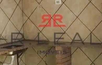 Imagem: A casa possui 3 Dormitórios, 1 Banheiro, 2 Vagas na garagem