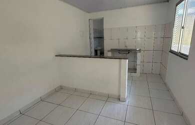 Imagem: A casa possui 1 Dormitório e 1 Banheiro e está localizado