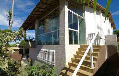 Imagem: A casa possui 5 Dormitórios, 4 Banheiros, 5 Vagas na garagem