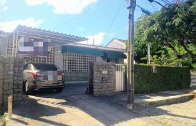 Imagem: A casa possui 5 Dormitórios, 3 Banheiros, 3 Vagas na garagem