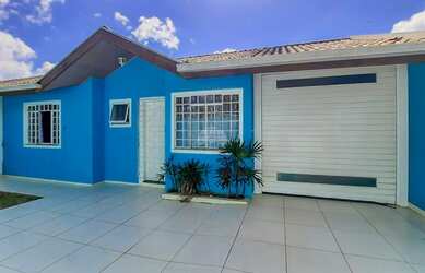 Imagem: A casa possui 3 Dormitórios, 1 Banheiro, 2 Vagas na garagem