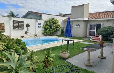 Imagem: A casa possui 4 Dormitórios, 3 Banheiros, 4 Vagas na garagem