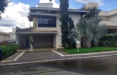 Imagem: A casa em condomínio possui 4 Dormitórios, 5 Banheiros, 4