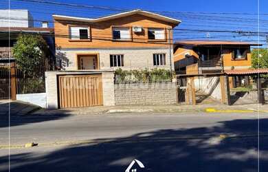 Imagem: A casa possui 5 Dormitórios, 2 Banheiros, 2 Vagas na garagem