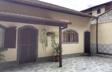 Imagem: A casa possui 3 Dormitórios, 1 Banheiro, 1 Vaga na garagem