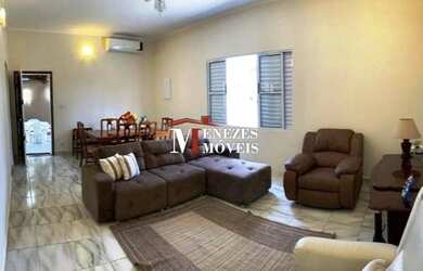 Imagem: A casa possui 3 Dormitórios, 4 Banheiros, 3 Vagas na garagem