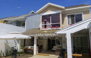 Imagem: A casa em condomínio possui 4 Dormitórios, 5 Banheiros, 2