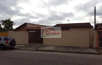 Imagem: A casa possui 3 Dormitórios, 1 Banheiro, 2 Vagas na garagem