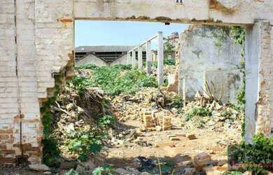 Imagem: O terreno possui 10.028m² de Área e está localizado em Barra