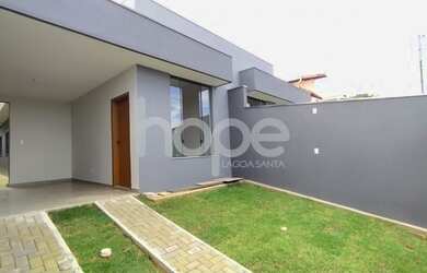 Imagem: A casa possui 3 Dormitórios, 1 Banheiro, 2 Vagas na garagem