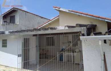 Imagem: A casa possui 2 Dormitórios, 2 Banheiros, 5 Vagas na garagem