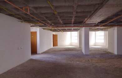 Imagem: O depósito possui 5 Vagas na garagem, 232m² de Área e está