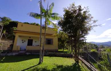 Imagem: A casa possui 3 Dormitórios, 1 Banheiro, 1 Vaga na garagem