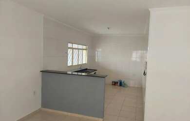 Imagem: A casa possui 3 Dormitórios, 2 Banheiros, 4 Vagas na garagem