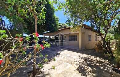 Imagem: A casa possui 4 Dormitórios, 2 Banheiros, 5 Vagas na garagem