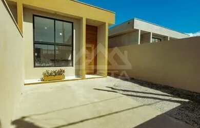 Imagem: A casa possui 3 Dormitórios, 2 Banheiros, 2 Vagas na garagem