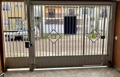 Imagem: A casa possui 2 Dormitórios, 2 Banheiros, 2 Vagas na garagem